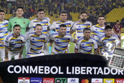 Imagen de Boca Juniors jugando en La Bombonera, con gente alentando
