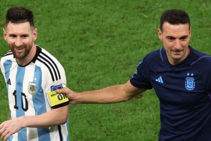 Lionel Scaloni en una rueda de prensa con la selección argentina