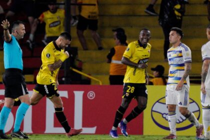 Jugadores de Boca Juniors en un partido de la Copa Libertadores bajo la lluvia