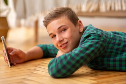 Un niño con una tableta, intentando superar un sistema de verificación de edad