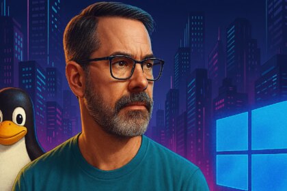 Un hombre con gafas sentado frente a una computadora con Windows 11