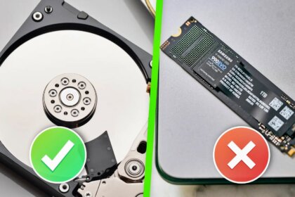 Un técnico sostiene un disco duro HDD y un SSD en sus manos, mostrando la diferencia entre ambas tecnologías de almacenamiento.