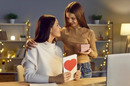 Esta IA escribe a mano una tarjeta de cumpños para tu madre, le pone un sello y la envía: cero interacción humana