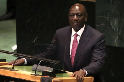 Imagen de un centro de datos con una gran cantidad de servidores y cables, en un entorno de Kenia