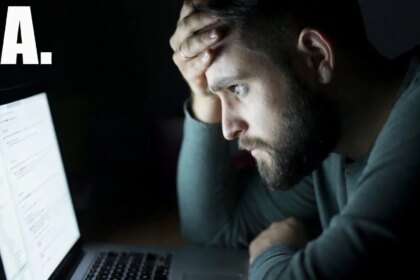 Un ingeniero de software frustrado frente a una pantalla de computadora con código de IA generándole soluciones