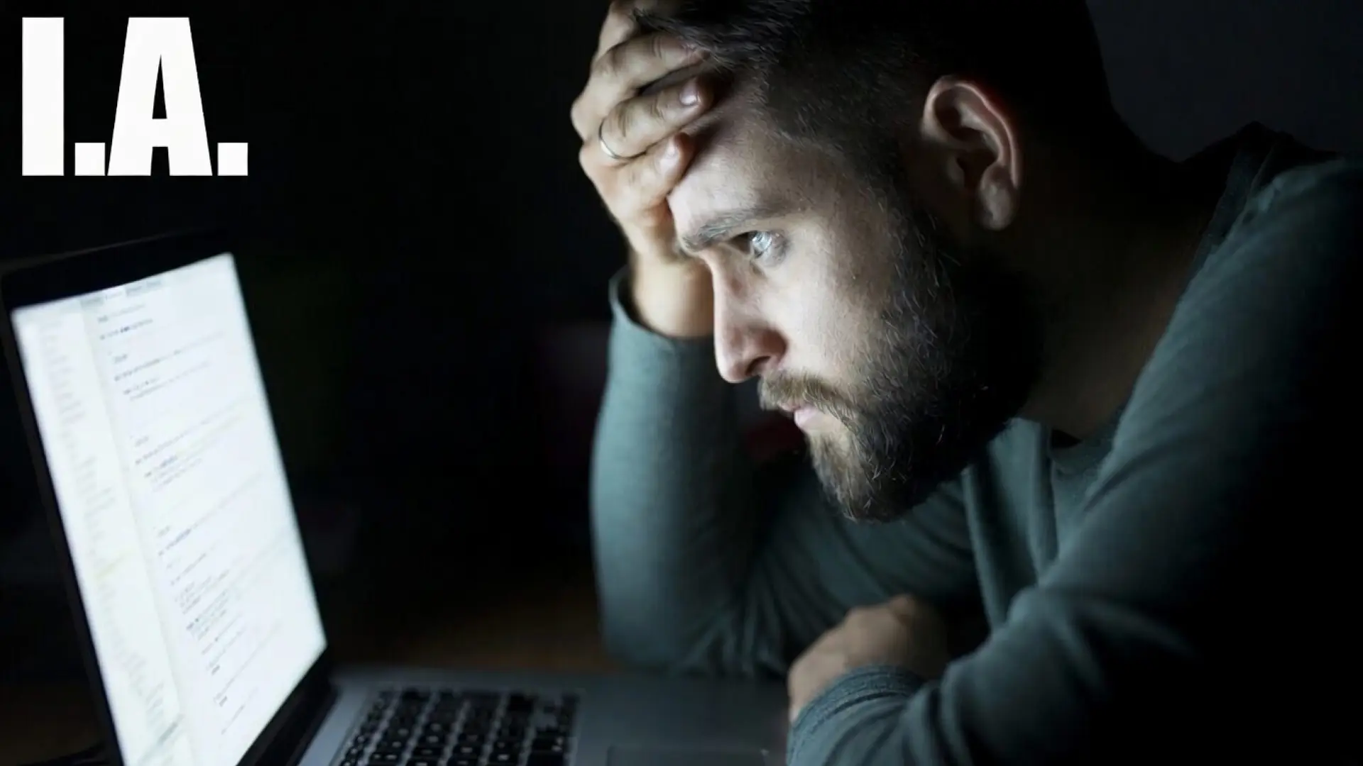Un ingeniero de software frustrado frente a una pantalla de computadora con código de IA generándole soluciones