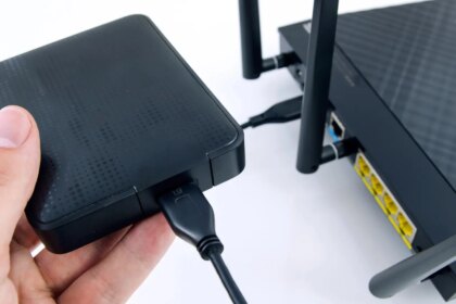 Imagen de un router con un disco duro externo conectado al puerto USB, listo para compartir archivos en la red
