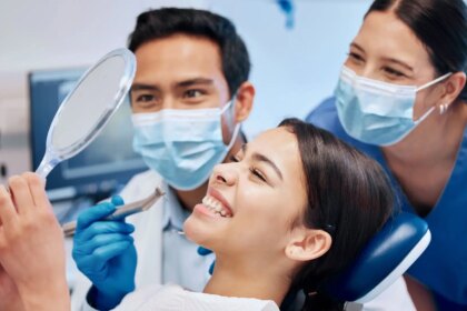 Un dentista muestra resultados de una radiografía dental con diagnóstico de IA