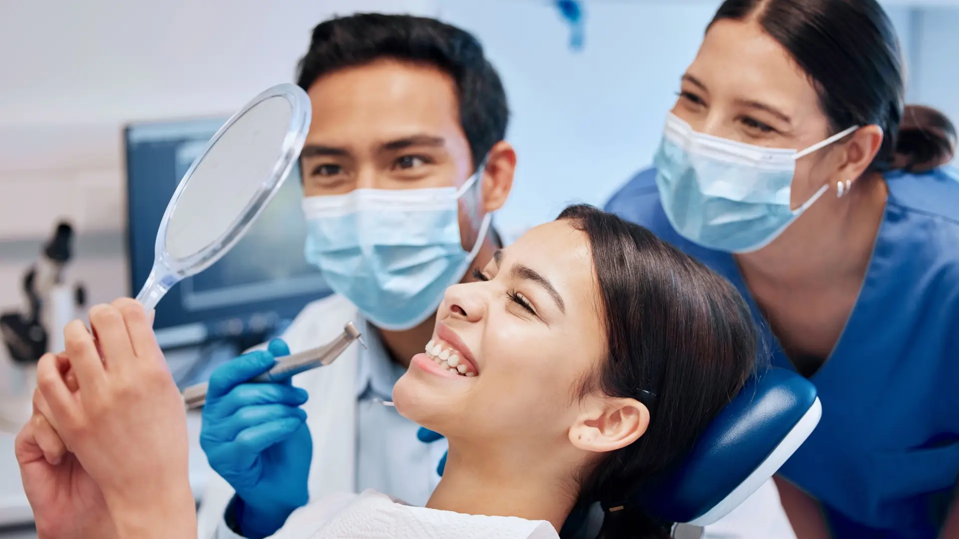 Un dentista muestra resultados de una radiografía dental con diagnóstico de IA