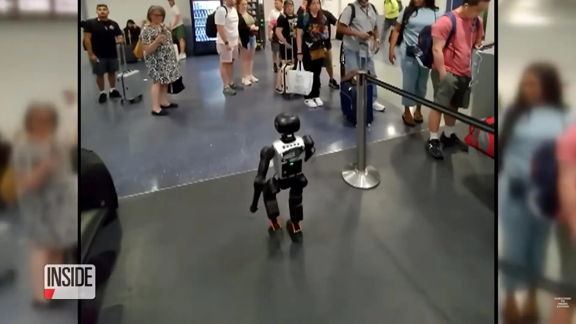 Imagen de un robot humanoide en un aeropuerto 'esperando embarcar'