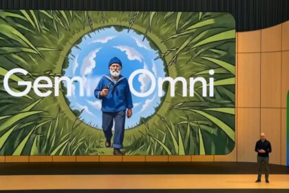 Imagen de la conferencia Google I/O 26 con el logotipo de Gemini Omni