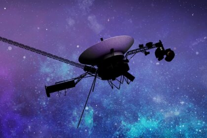 Una imagen de las sondas Voyager en el espacio profundo, con una leyenda que dice 'Sondas Voyager con software de 1970'
