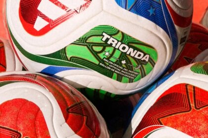 Imagen del balón Trionda con tres ondas de color rojo, verde y azul que representan a los países anfitriones