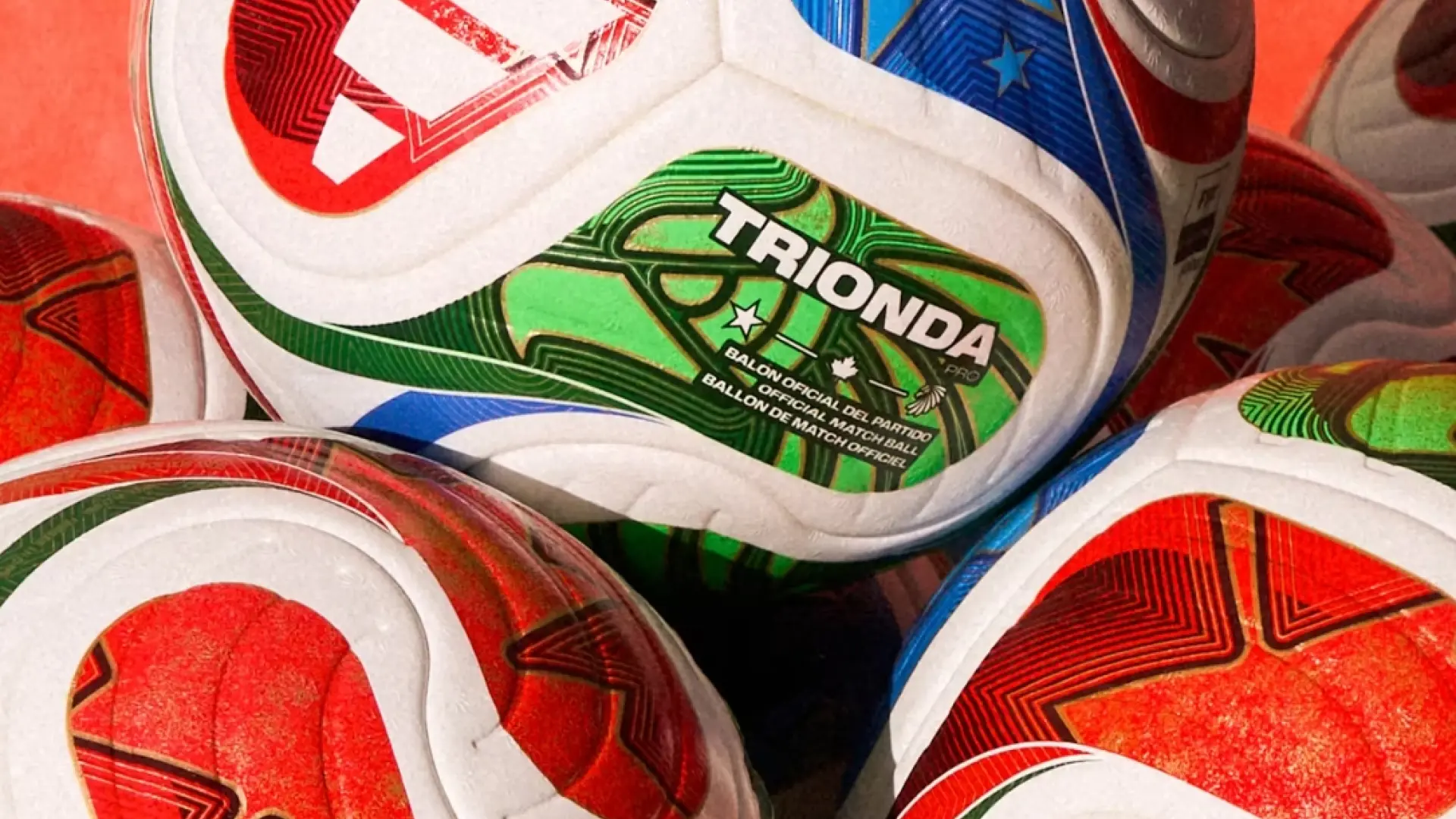 Imagen del balón Trionda con tres ondas de color rojo, verde y azul que representan a los países anfitriones
