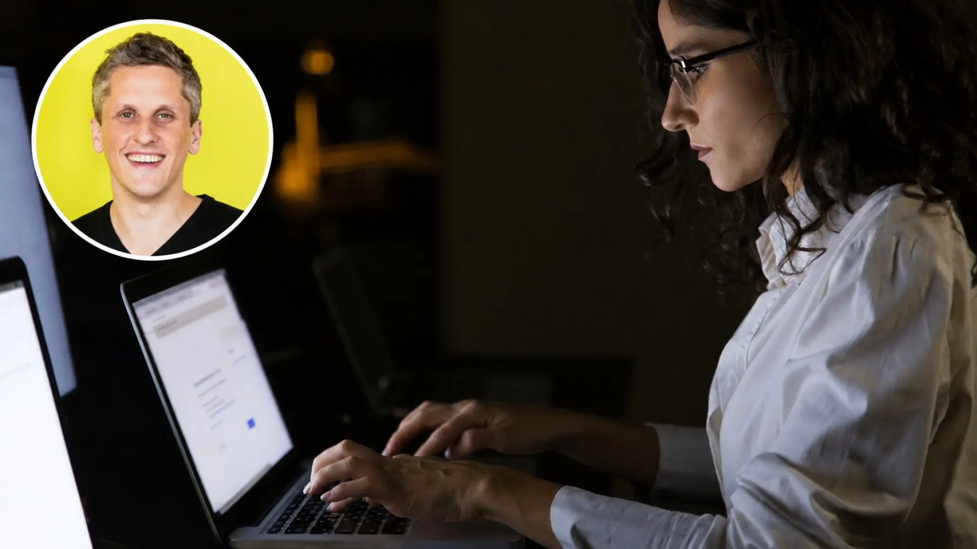 Un directivo mirando fijamente una pantalla de computadora con una imagen de robot 'pensativo' detrás