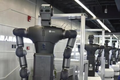 Un robot humanoide aprendiendo a realizar tareas diarias en una escuela de China