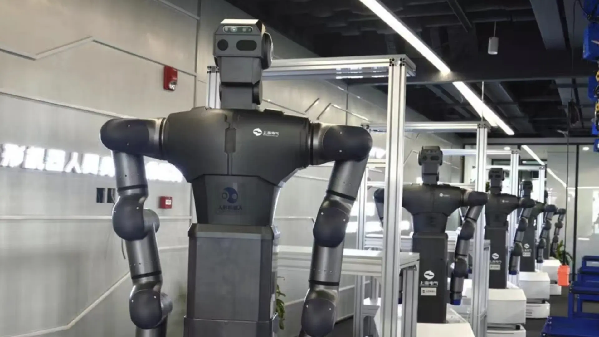 Un robot humanoide aprendiendo a realizar tareas diarias en una escuela de China