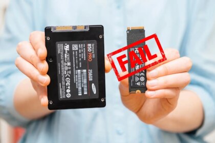 Un SSD SATA de Sandisk sobre una placa base de PC, con espacio para actualizar el almacenamiento.