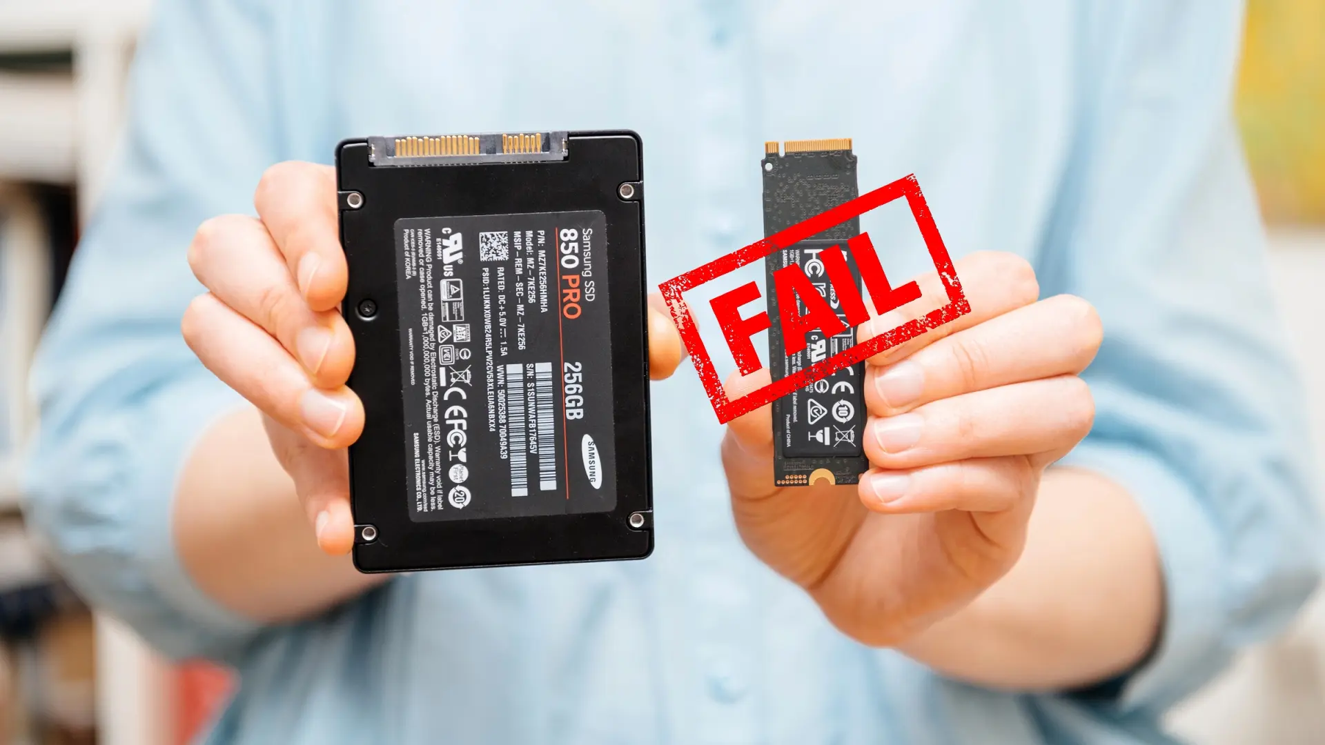 Un SSD SATA de Sandisk sobre una placa base de PC, con espacio para actualizar el almacenamiento.