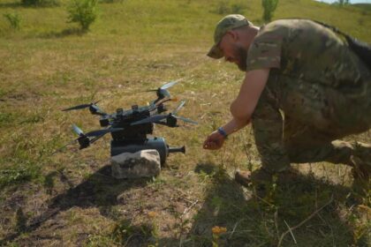 Un dron con explosivos impacta contra una batería de Cúpula de Hierro israelí.