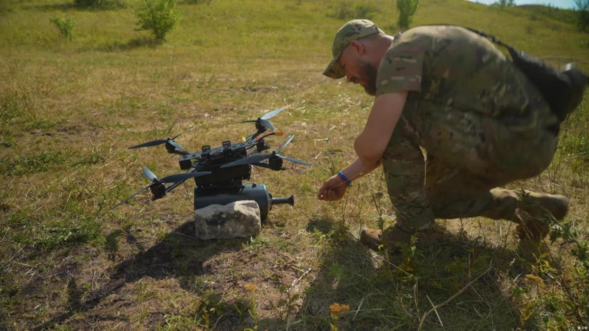 Un dron con explosivos impacta contra una batería de Cúpula de Hierro israelí.