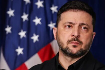 El presidente ucraniano Volodímir Zelenski mirando fijamente a cámara con gesto serio, pidiendo ayuda para Ucrania.