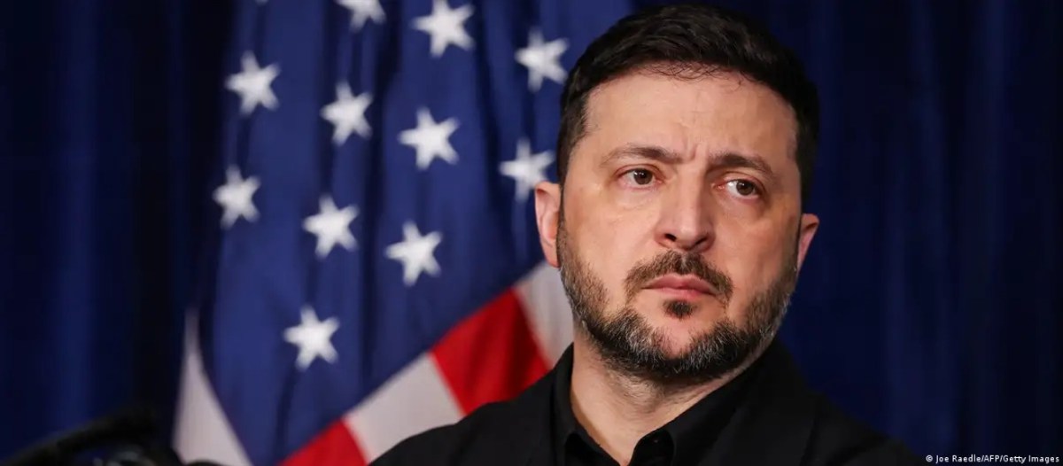El presidente ucraniano Volodímir Zelenski mirando fijamente a cámara con gesto serio, pidiendo ayuda para Ucrania.