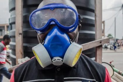 Una trabajadora de salud en el Congo con equipo de protección contra el ébola