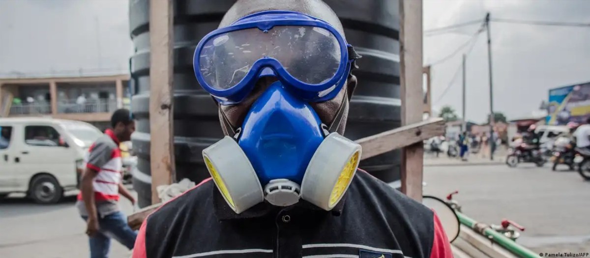 Una trabajadora de salud en el Congo con equipo de protección contra el ébola