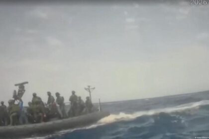 Activistas de la Flotilla Global Sumud siendo trasladados a puerto israelí