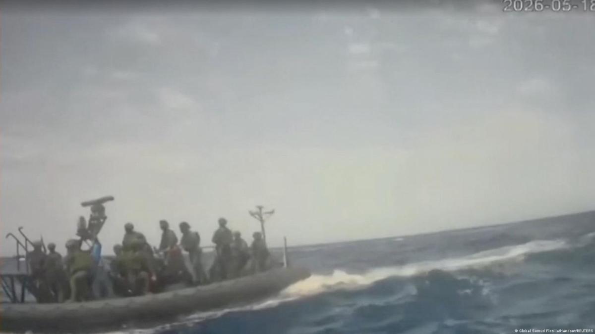 Activistas de la Flotilla Global Sumud siendo trasladados a puerto israelí