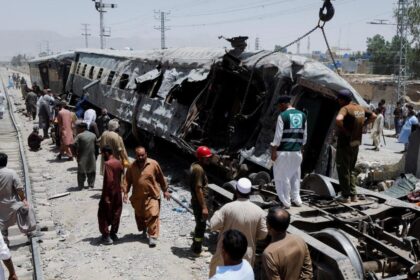 Un vagón de tren destrozado en la escena de un ataque con bomba en Quetta, Pakistán