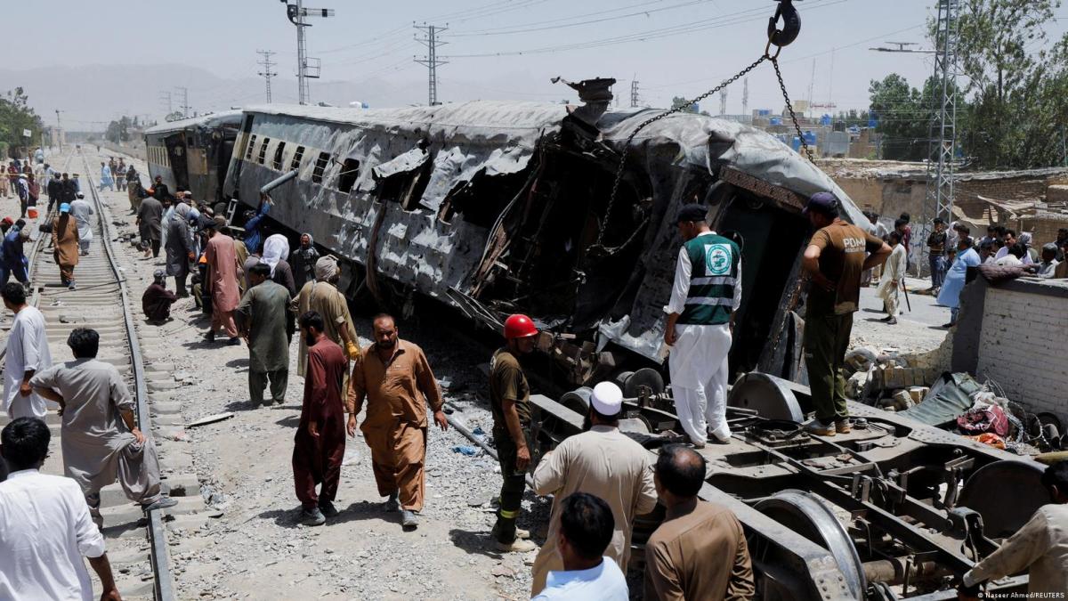 Un vagón de tren destrozado en la escena de un ataque con bomba en Quetta, Pakistán