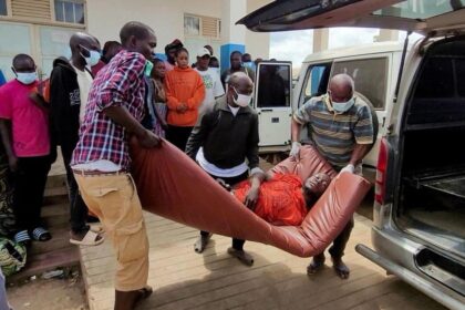 Imagen de un trabajador de salud en un centro de atención médica en África, con un letrero que dice 'Zona de aislamiento de ébola'