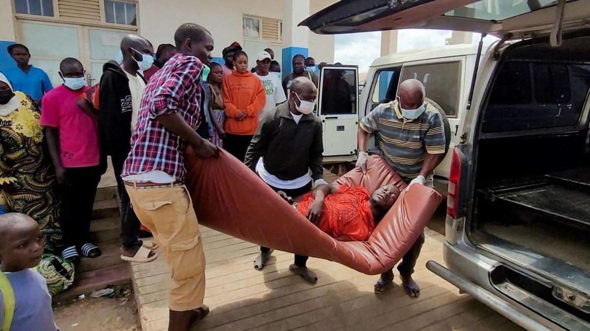 Imagen de un trabajador de salud en un centro de atención médica en África, con un letrero que dice 'Zona de aislamiento de ébola'