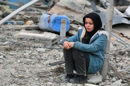 Imagen de un niño de Gaza con expresión de tristeza y silencio