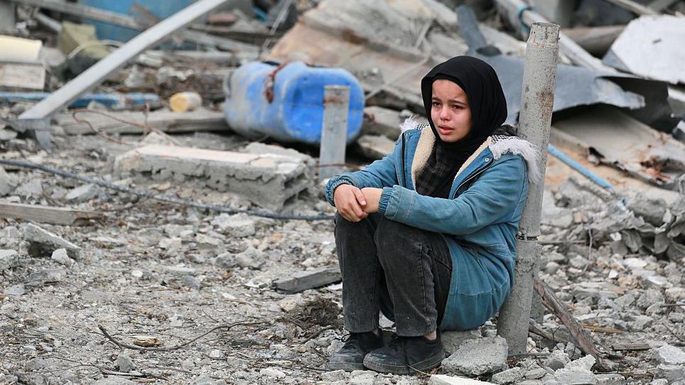 Imagen de un niño de Gaza con expresión de tristeza y silencio