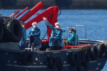 Pasajeros del crucero MV Hondius siendo evacuados con mascarillas y trajes protectores