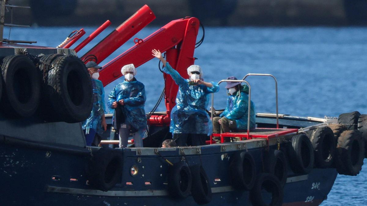 Pasajeros del crucero MV Hondius siendo evacuados con mascarillas y trajes protectores