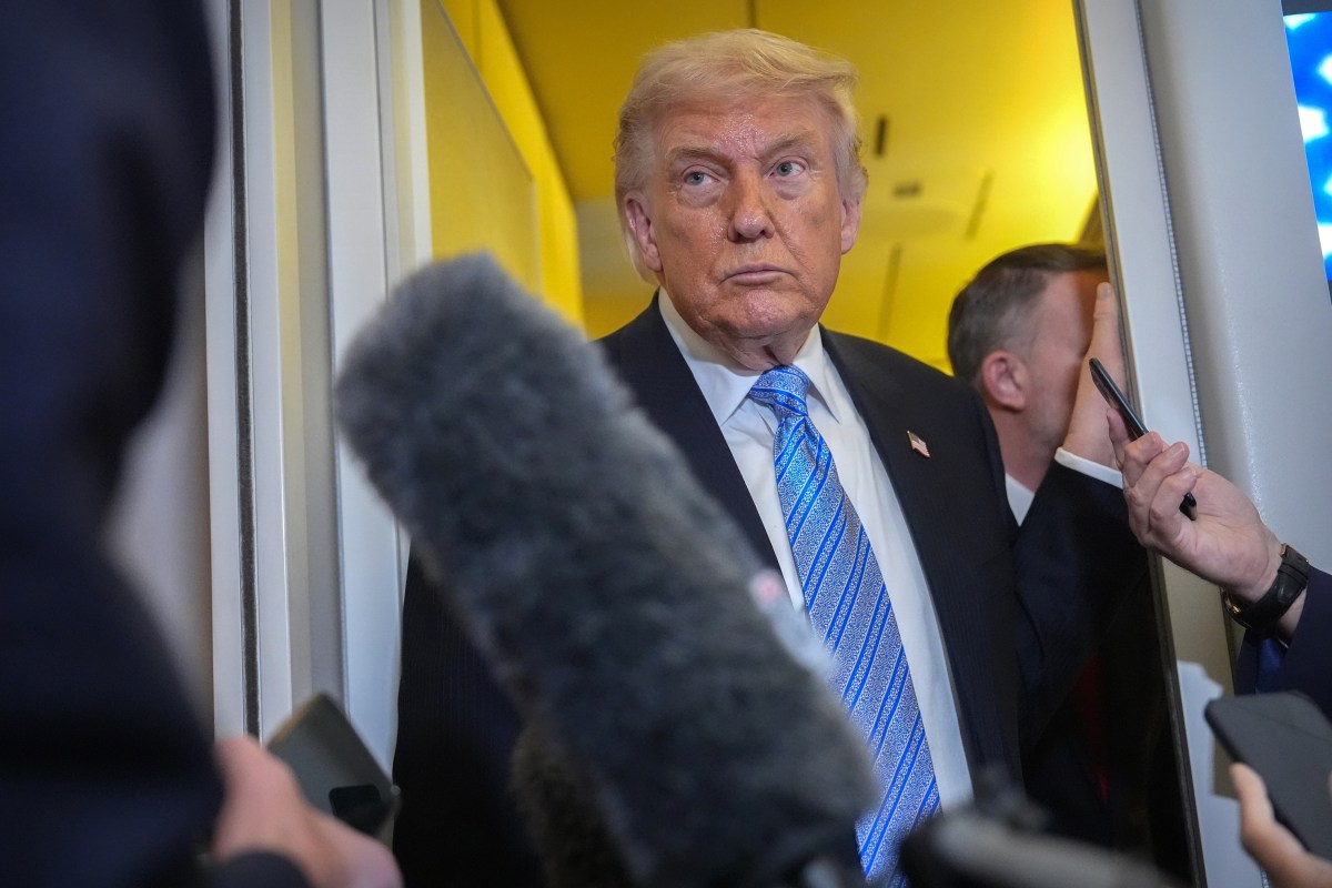 Donald Trump hablando en una rueda de prensa sobre Irán