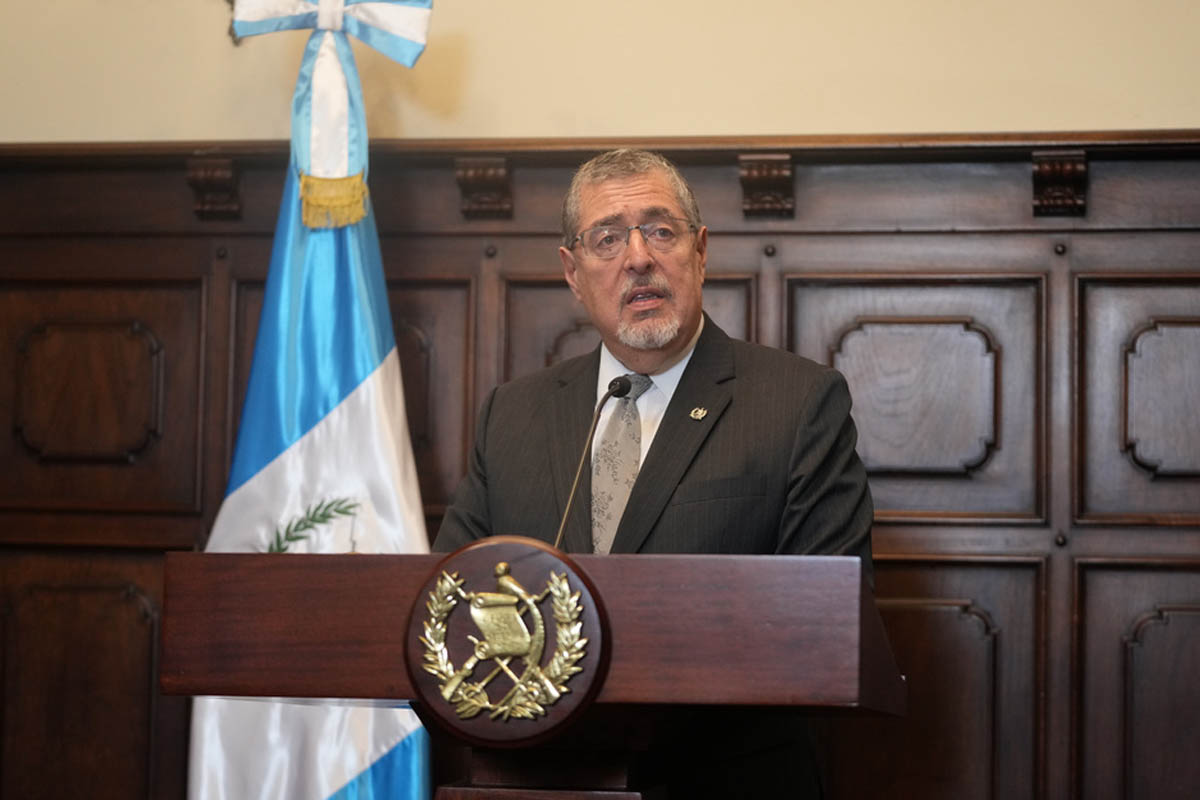 El presidente de Guatemala, Bernardo Arévalo, en una rueda de prensa desmintiendo el acuerdo.
