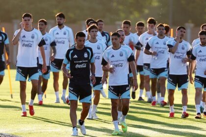 Imagen de Lionel Scaloni con el plantel de la selección argentina