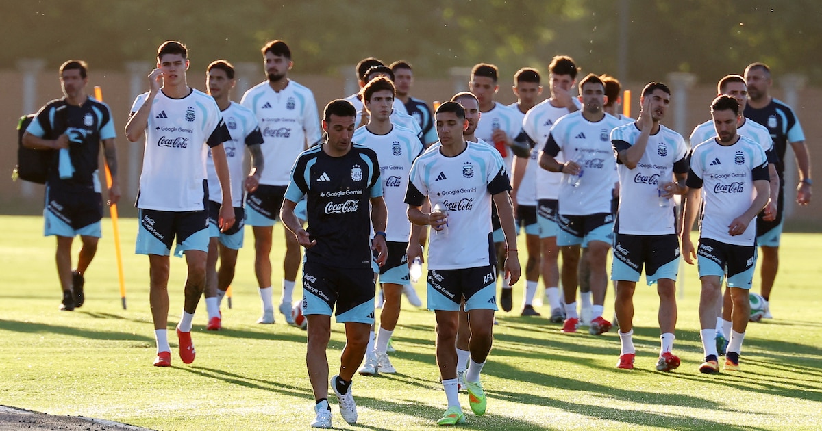 Imagen de Lionel Scaloni con el plantel de la selección argentina