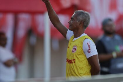 Romario en acción durante un partido de fútbol, con un gesto de concentración en su rostro