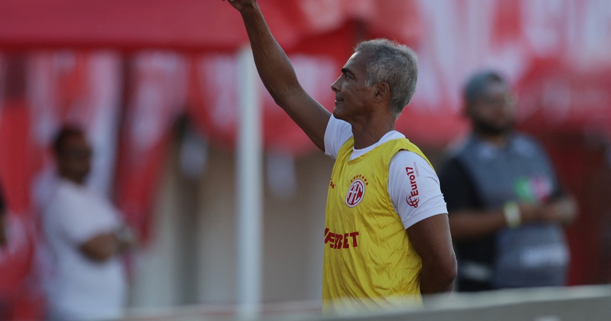 Romario en acción durante un partido de fútbol, con un gesto de concentración en su rostro