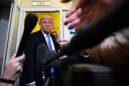 Donald Trump hablando en una rueda de prensa sobre negociaciones con Irán