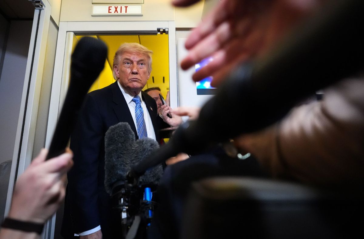 Donald Trump hablando en una rueda de prensa sobre negociaciones con Irán