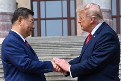 Donald Trump sonriendo durante una rueda de prensa con Xi Jinping en Pekín