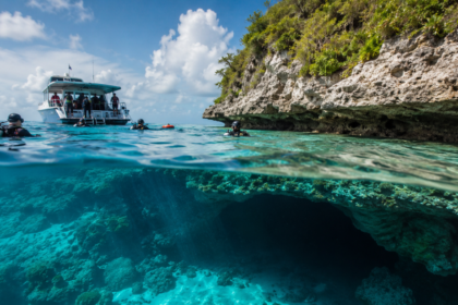 Imagen de una cueva submarina en Maldivas, con aguas cristalinas y un entorno natural impresionante