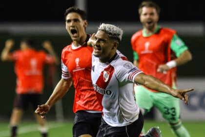 Jugadores de River Plate celebrando un gol en un partido de Sudamericana contra Carabobo